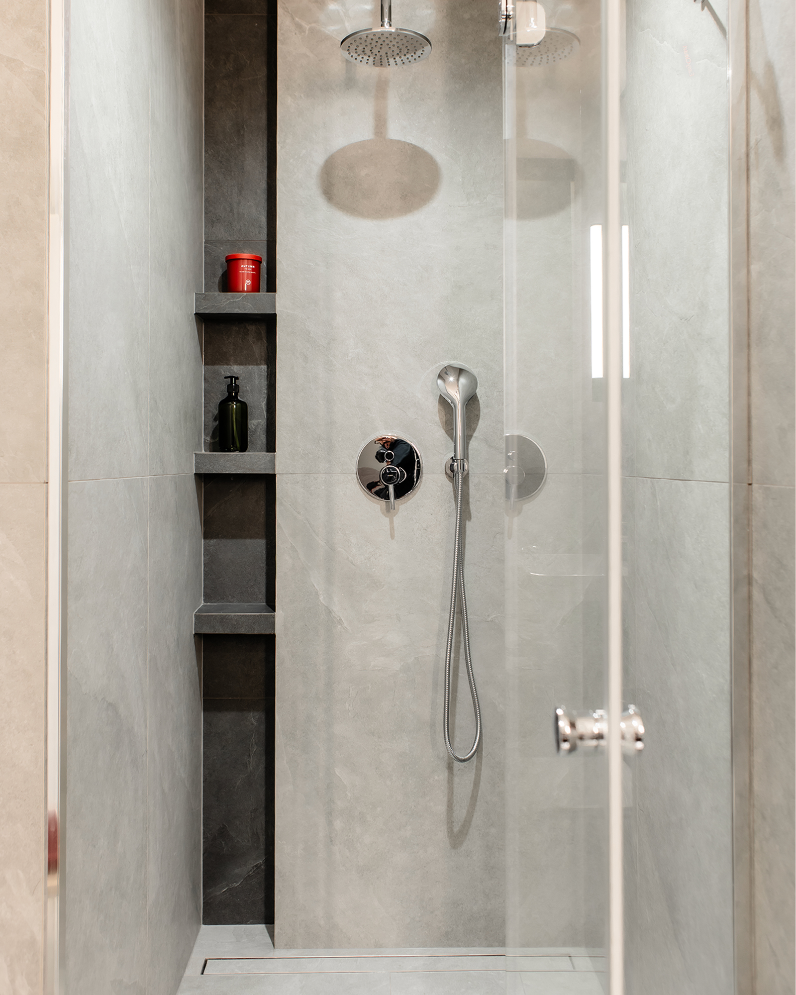 Przeprojektowanie łazienki, pozwoliło umieścić w niej zarówno sporą wannę, jak i duży prysznic z półeczkami na kosmetyki.